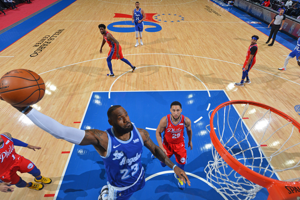 NBA湖人加时争议三分绝杀快船终结四连胜登顶引热议